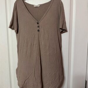 Women's Taupe Short-Sleeve V-Neck Button Ribbed Top